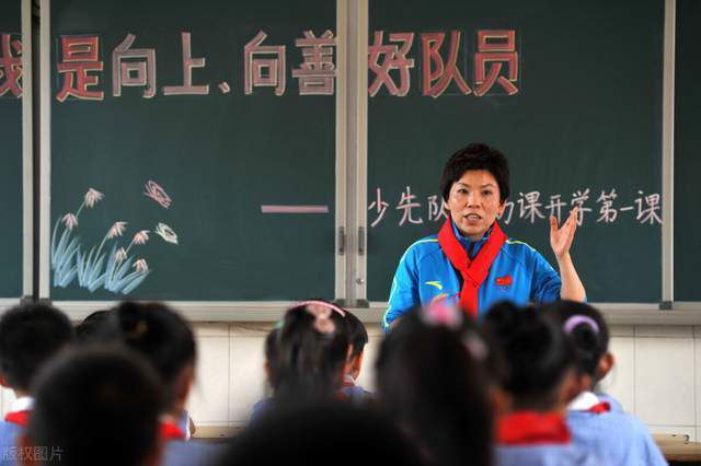 目前勒沃库森在德甲、欧联杯和德国杯三线并进：联赛多赛2场领先拜仁7分；欧联杯6战全胜小组头名出线；德国杯已经晋级8强。